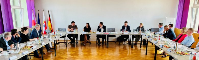 Blick in die Runde des ersten parlamentarischen Frühstücks im Landratsamt Sonneberg