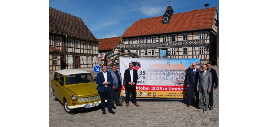 Präsentation des Programms der Regionalen Wiedervereinigungsfeier auf dem Marktplatz in Ummerstadt durch die Vertreter der beteiligten Gebietskörperschaften