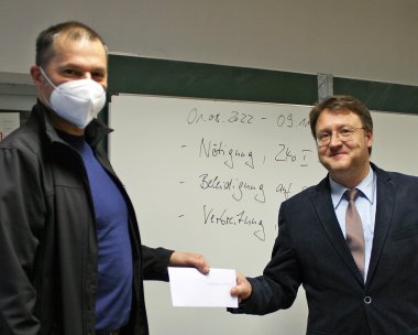 Volker Kiesewetter (l.) vom Jugendhilfeverein „Fähre“ e.V. mit Landrat Robert Sesselmann (r.)