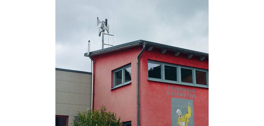 Die elektronische Sirene auf dem Dach des Feuerwehrgerätehauses Rauenstein