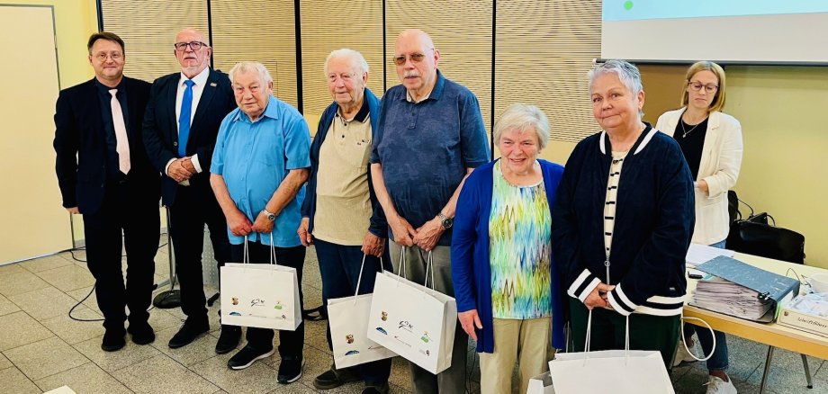 Der langjährige BdV-Vorsitzende Günter Zimny (3.v.l.), die Vorstandsmitglieder Rudi Ruschenat (4.v.l.), Bernd Funke (5.v.l.) und Ingrid Engel (6.v.l.) und die BdV-Mitarbeiterin Gudrun Eichhorn (7.v.l.) mit Landrat Robert Sesselmann (l.) und dem Leiter der Kreistagssitzung vom 4. Juni, Jürgen Treutler (2.v.l.)