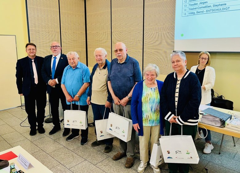 Der langjährige BdV-Vorsitzende Günter Zimny (3.v.l.), die Vorstandsmitglieder Rudi Ruschenat (4.v.l.), Bernd Funke (5.v.l.) und Ingrid Engel (6.v.l.) und die BdV-Mitarbeiterin Gudrun Eichhorn (7.v.l.) mit Landrat Robert Sesselmann (l.) und dem Leiter der Kreistagssitzung vom 4. Juni, Jürgen Treutler (2.v.l.) Der langjährige BdV-Vorsitzende Günter Zimny (3.v.l.), die Vorstandsmitglieder Rudi Ruschenat (4.v.l.), Bernd Funke (5.v.l.) und Ingrid Engel (6.v.l.) und die BdV-Mitarbeiterin Gudrun Eichhorn (7.v.l.) mit Landrat Robert Sesselmann (l.) und dem Leiter der Kreistagssitzung vom 4. Juni, Jürgen Treutler (2.v.l.)