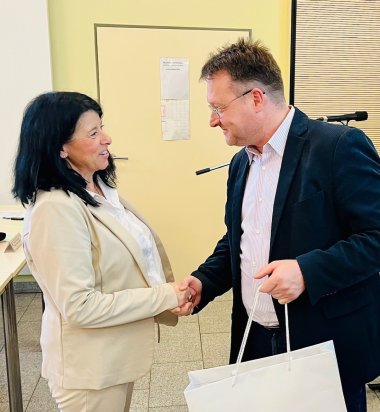 Gratulation an die neue Ehrenamtliche Kreisbeigeordnete Uta Bätz durch Landrat Robert Sesselmann