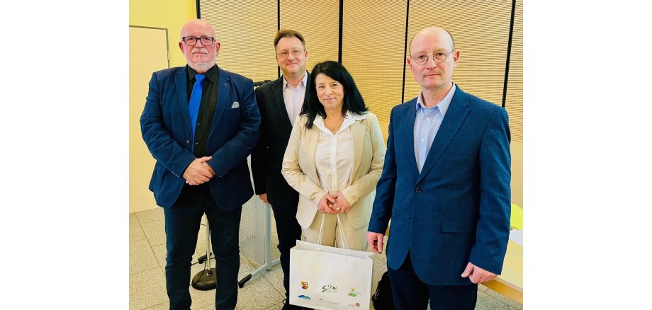 Die neue Ehrenamtliche Kreisbeigeordnete Uta Bätz (3.v.l.) umringt von Kreisrat Jürgen Treutler (l., Leiter der Wahl des Ehrenamtlichen Beigeordneten in der Kreistagssitzung), Landrat Robert Sesselmann (2.v.l.) und dem Hauptamtlichen Kreisbeigeordneten Andreas Groß (r.)