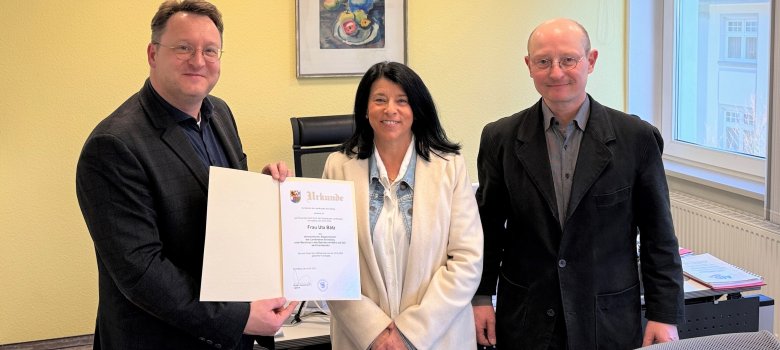 Übergabe der Ernennungsurkunde im Landratsamt an die neue Ehrenamtliche Kreisbeigeordnete Uta Bätz (M.) durch Landrat Robert Sesselmann (l.) im Beisein des Hauptamtlichen Kreisbeigeordneten Andreas Groß (r.)