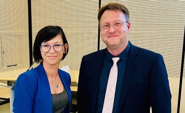 Die neue Kreisrätin Melanie Berger (l.) mit Landrat Robert Sesselmann Die neue Kreisrätin Melanie Berger (l.) mit Landrat Robert Sesselmann