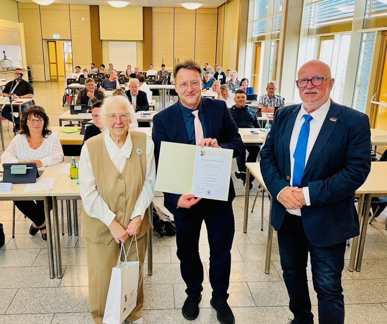 Die einstimmig gewählte stellvertretende Seniorenbeauftragte Almuth Beck (l.) mit Landrat Robert Sesselmann (M.) und dem Leiter der Kreistagssitzung vom 4. Juni, Jürgen Treutler (r.)