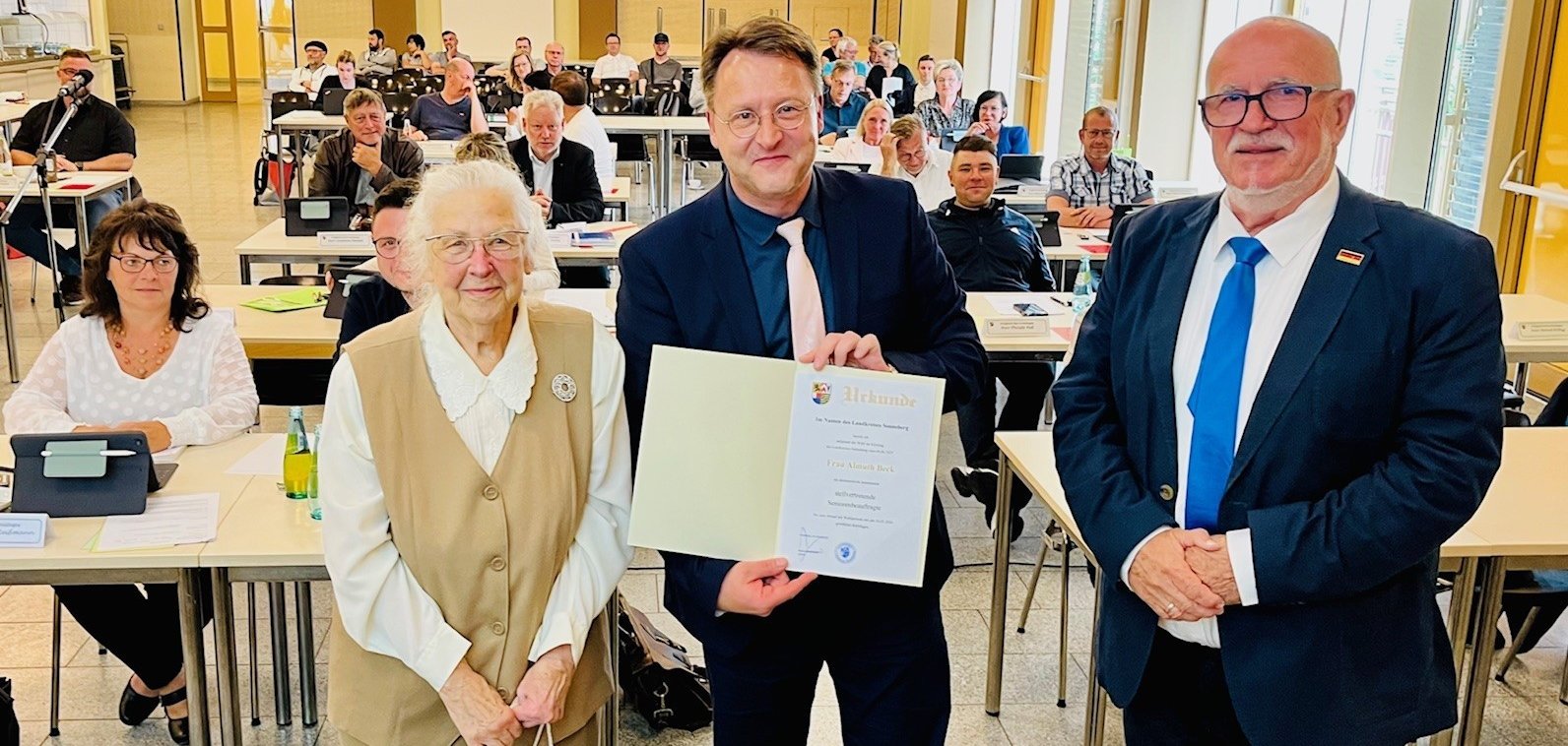 Die einstimmig gewählte stellvertretende Seniorenbeauftragte Almuth Beck (l.) mit Landrat Robert Sesselmann (M.) und dem Leiter der Kreistagssitzung vom 4. Juni, Jürgen Treutler (r.)